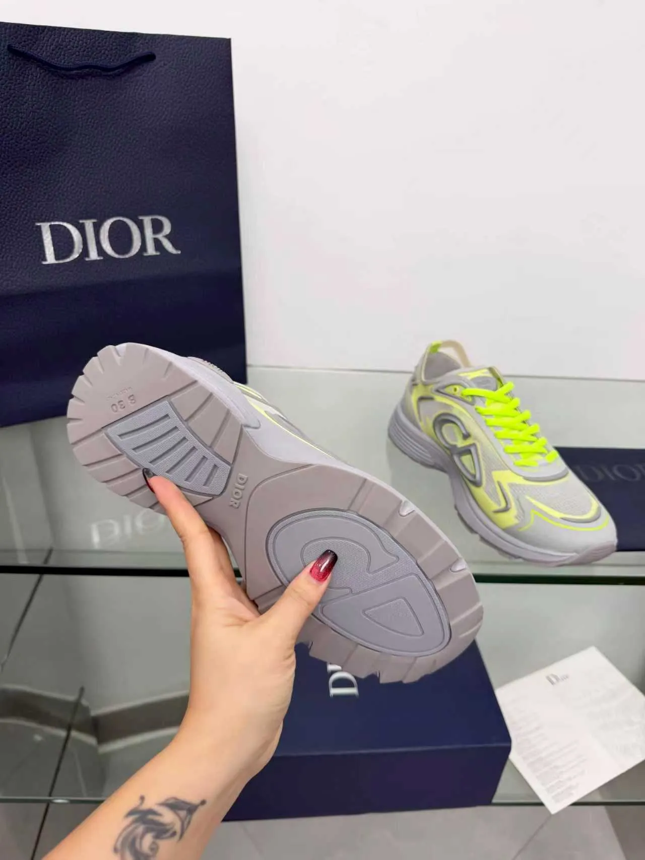 Men's men's shoes P560! DIOR#B30 COUNTDOWN TECH shoes 1. Inspired by lighter running shoes this season 2. Made of multi-layer transparent nylon upper, full of futuristic feel 3. CD30 rubber logo on the tongue/heel to highlight the brand style 4. Equipped with ultra-light foam midsole for the ultimate comfortable wearing experience 5. The entire series uses WELDED (seamless bonding) technology to ensure durability and lightness 6. Full-size dopamine color matching, perfect choice for couples shoes😜